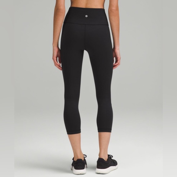 Lululemon cropped black Wunder Train leggings - Picture 2 of 5